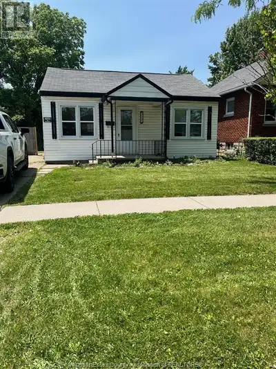 Come see this charming 2 bed 1 bath bungalow in a great East Windsor neighbourhood, in close proximi...
