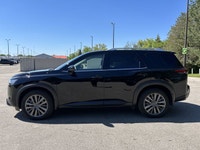 // ACCIDENT FREE!! // Meet the 2024 Nissan Pathfinder SL 4WD, a well-equipped used SUV built for bus... (image 9)