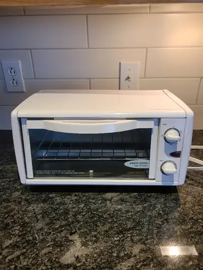 Four blanc de marque Black & Decker. Façade 16 pouces, largeur 9 pouces, hauteur 9 pouces. Usagé mai...