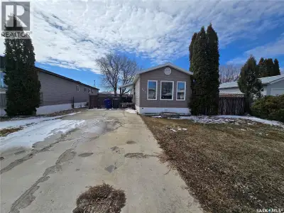 Looking for an affordable home? This mobile sits on an owned lot and features lots of space. The kit...