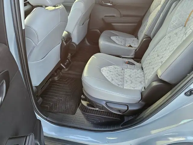 2023 Toyota Highlander Hybrid XLE in Cars & Trucks in Sarnia - Image 6