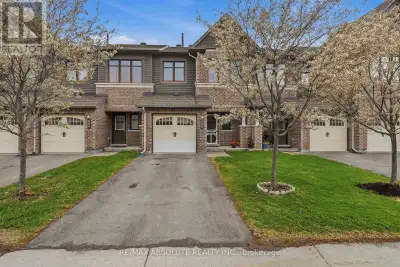 Wonderful 3+1 bedroom luxury townhome on a quiet side street. Gorgeous ceramic tiled entrance & w/c....
