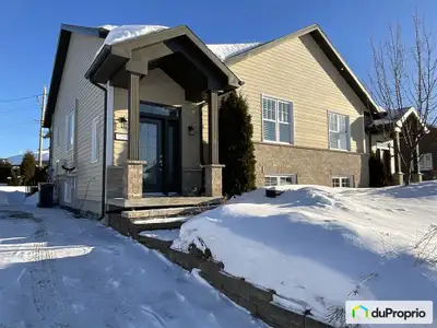 Très beau jumelé construction 2012 dans un secteur recherché. Grand patio 12'x12' avec toit. Aspirat...