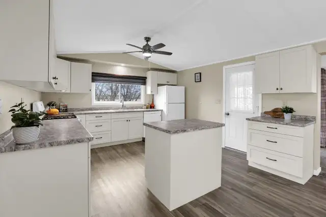 SPACIOUS BUNGALOW W/SERENE VIEWS - 3 BED, 2 BATH in Houses for Sale in Hamilton - Image 3