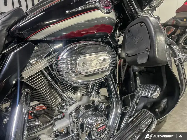2006 Harley-Davidson FLHTCUSE CVO ULTRA CLASSIC in Sport Touring in Calgary - Image 11