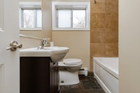 ALL INCLUSIVE RENT at 18 Elm Street Available May 1, 2026! Looking for the perfect student rental cl... (image 8)