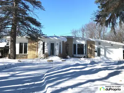 Charmant bungalow à découvrir! Situé sur une rue paisible, ce bungalow est l'endroit idéal pour ceux...