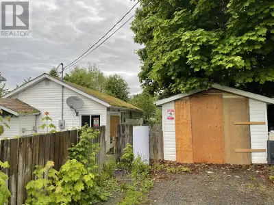 * PREC - Personal Real Estate Corporation. Great little starter home in the horseshoe, walking dista...