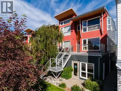 Downtown condo perfectly located downtown on Hanson street this one bedroom unit has front and rear...