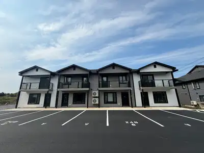 240 Lian st #7-AUGUST 1ST - 2 BED, 2 BATHROOM TOWNHOUSE- LAUNDRY