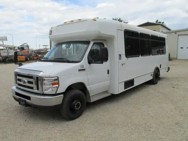 2019 Ford E-Series Cutaway 21 Passenger wheelchair shuttle bus