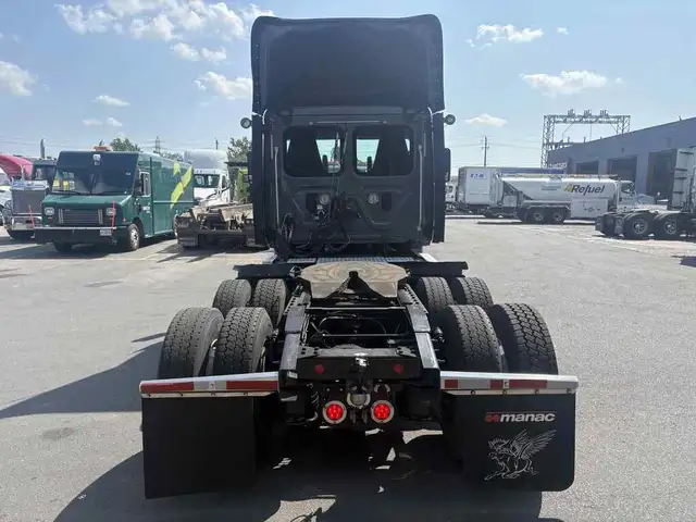 2017 Freightliner Cascadia Safety Certified in Heavy Trucks in Hamilton - Image 5
