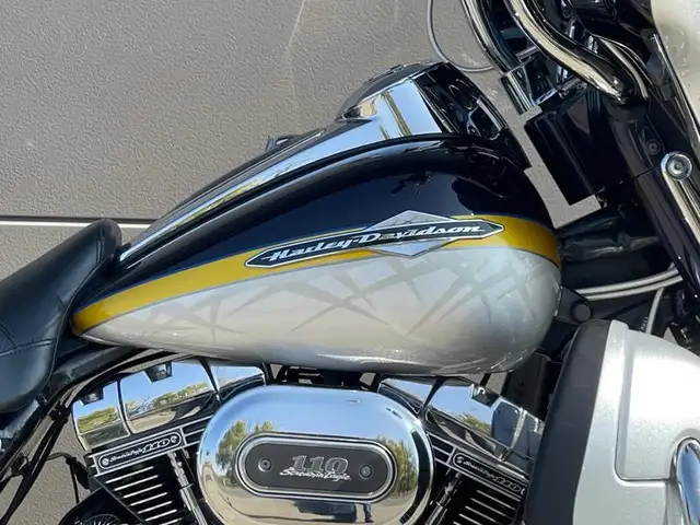 2012 Harley-Davidson FLHTCUSE7 - CVO Ultra Classic Electra Glide in Sport Touring in Edmonton - Image 5