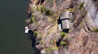 Maison au bord de l'eau à vendre Saint-Sauveur (Laurentides) --- 1115 Montée d'Anjou. Charmant plain...