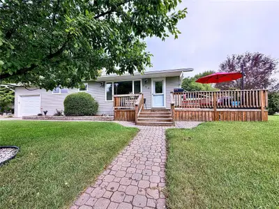 R39//Carman/Welcome to 157 3rd Avenue NW in Carman! This well-kept 1064sqft bungalow offers an easyg...