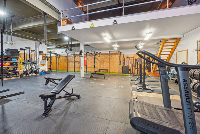 Espace de 12 590 pi.ca., anciennement un gym, avec espaces burea dans Espaces commerciaux et bureaux à louer  à Ville de Montréal - Image 3