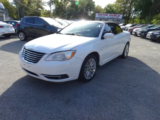 2013 Chrysler 200 Touring in Cars & Trucks in City of Toronto - Image 5