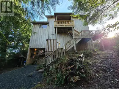 The Treehouse, where comfort and style merge. This 5-bed, 5-bath home features 2 suites+private stud...