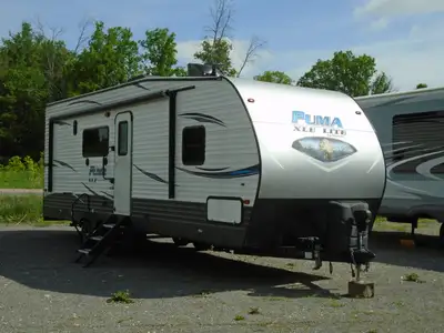 This Puma toy hauler is great for any adventure! Lots of room for 2 to 3 ATV’s or motorcycles! Easy...