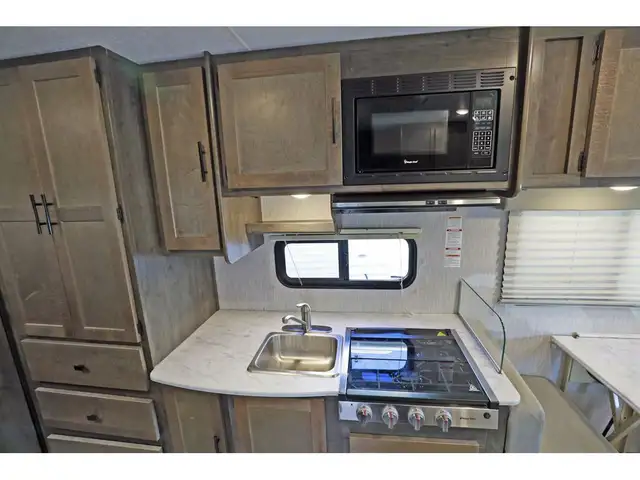 2022 Coachmen Leprechaun 230CB Classe C Compact + 6 Pneus neuf in RVs & Motorhomes in Laval / North Shore - Image 12