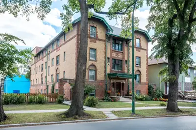 100 Roslyn Rd- Blackstone Apts- 1 Bedroom