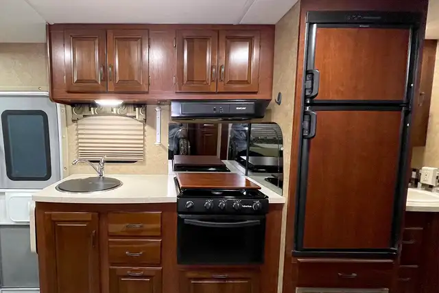 2015 Forest River Lexington 265DS – Pre-Owned Class B+ Motorhome in RVs & Motorhomes in Red Deer - Image 24