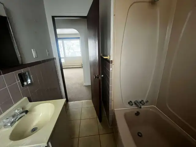 Quiet & Quaint 2 Bedroom Apartment — Steps to River~ in Long Term Rentals in Sarnia - Image 13