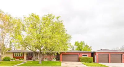 R39//Somerset/This one-of-a-kind 4+ brs, 3 full baths bng on a large corner lot is a must see. Over...