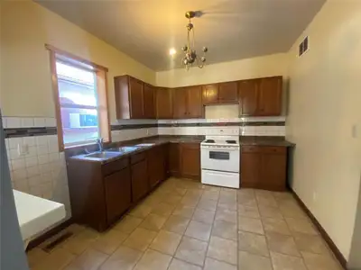 4A//Winnipeg/Welcome to 669 Flora Avenue. Solid & straight Duplex with a great source of rental inco...