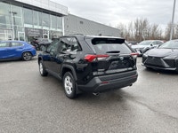 Le Toyota RAV4 LE 2021 est un VUS compact très populaire, reconnu pour sa fiabilité, son efficacité... (image 7)