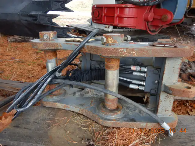 Werk-Brau D-LOCK Hydraulic 180 Degree Tilt Coupler 100-140 CLASS in Heavy Equipment in City of Halifax - Image 9