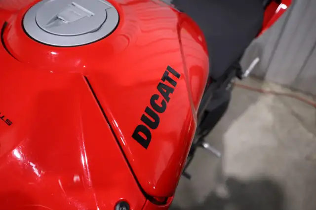 2024 Ducati Streetfighter V4 Red in Sport Touring in Edmonton - Image 6