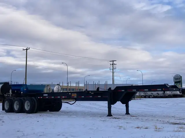 2006 Hyundai Container Chassis / 20 ft container pins in Heavy Equipment in Laval / North Shore - Image 9