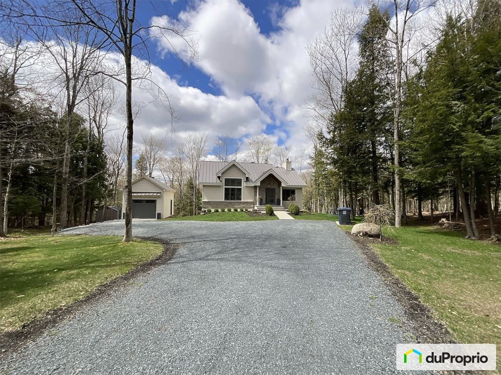 $878,000 - Bungalow for sale in St-Denis-De-Brompton — photo 1