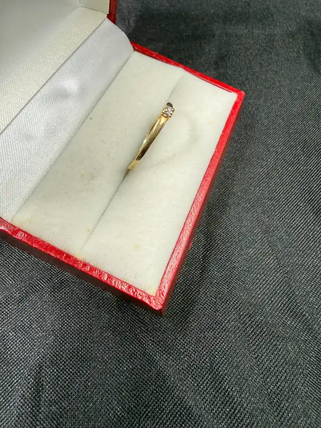 Women's 10K Gold Diamond Solitaire Ring ~Size 8.5 in Jewellery & Watches in Hamilton - Image 3