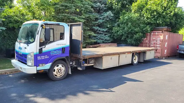 2015 ISUZU NRR Fixed Flatbed - Reduced to move in Cars & Trucks in Oakville / Halton Region - Image 2