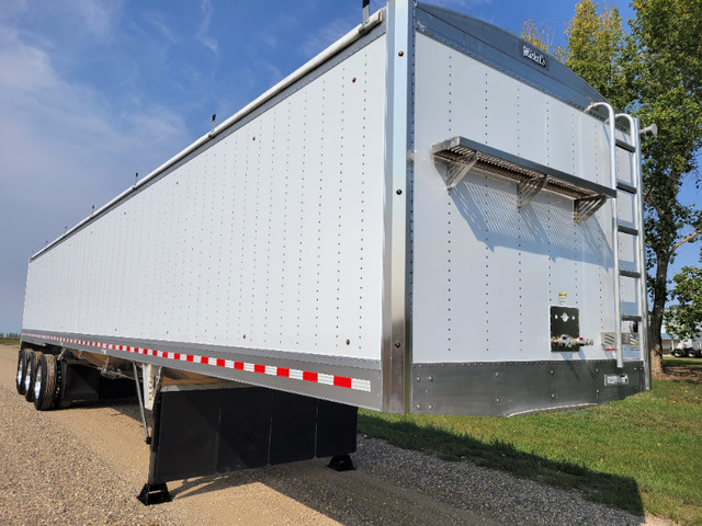 New Berg 2025 Aluminum 2 Hopper Tridem Grain Trailer in Heavy Trucks in Red Deer - Image 3