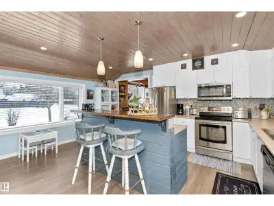 Find your year round home or relaxing get-away in your fully furnished lakeside abode. Warm inviting...