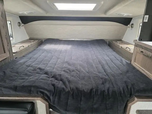 2026 Northern Lite Limited Edition 8-11EXLEWB Face-to-Face Dinet in Travel Trailers & Campers in Penticton - Image 9