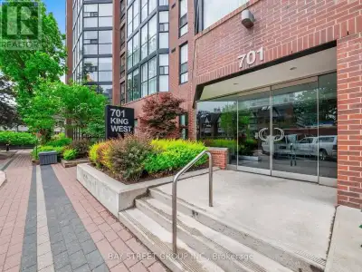 Stunning, Spacious Penthouse Condo in the Heart of King West & Bathurst with Parking! This beautiful...