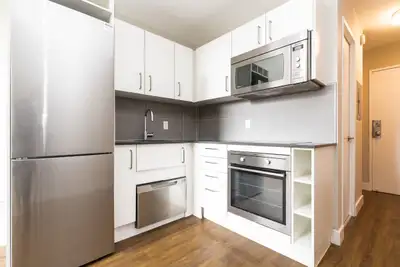 Renovated One Bedroom, Queen and Bathurst - ID 3962