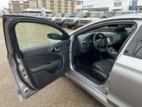 2015 Chrysler 200 AMVIC Licensed (image 9)