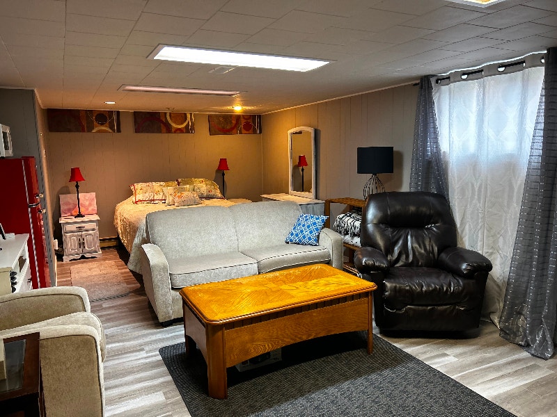 Bachelor room for rent in Goderich Room Rentals & Roommates London