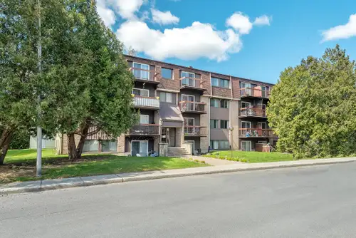 Beau 3 1/2 lumineux situé dans la magnifique ville de Saint-Bruno-de-Montarville à proximité de l'au...