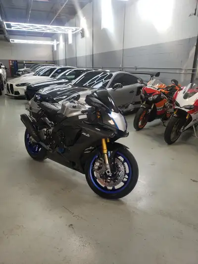 Unleash pure performance with this 2018 Yamaha YZF-R1M, a world-class 1000cc super-sport machine tha...