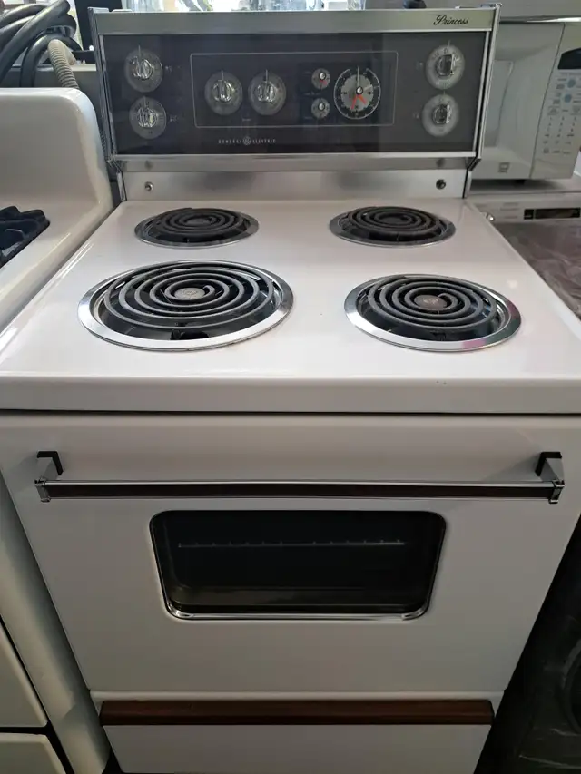 Stove. Antique. Vintage in Home Décor & Accents in City of Toronto - Image 3