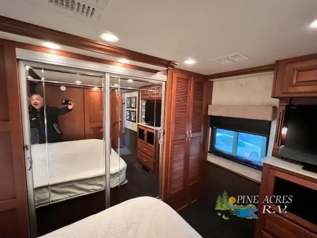 2013 Fleetwood RV Discovery 40X Diesel 057,684 Miles in RVs & Motorhomes in Moncton - Image 46