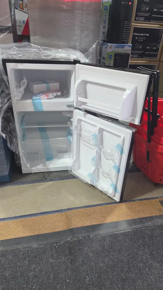 Frigidaire 3.1 Cu. Ft. Retro Refrigerator in Refrigerators in City of Toronto - Image 3