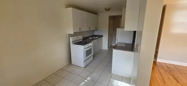 Spacious 3 bedroom + den townhouse $3,095/month in Long Term Rentals in City of Toronto - Image 4