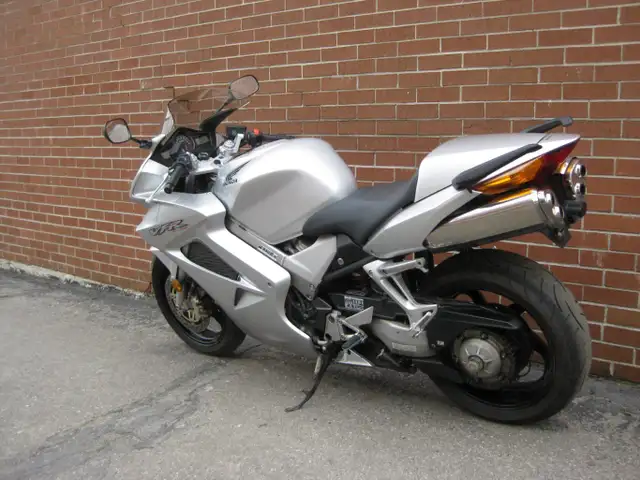 2002 HONDA VFR 800 in Street, Cruisers & Choppers in City of Toronto - Image 4